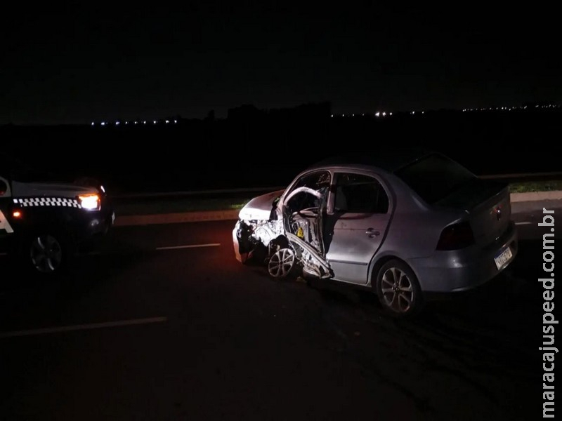 Motorista colide contra poste após perder o controle da direção no Nova Campo Grande
