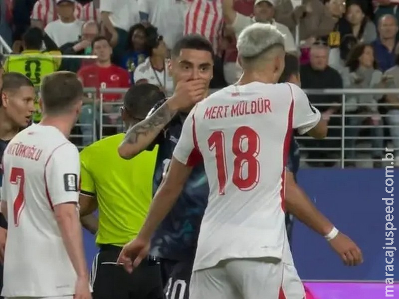 Paraguai lidera o jogo, mas Almirón tapa a boca e é expulso em partida contra a Turquia