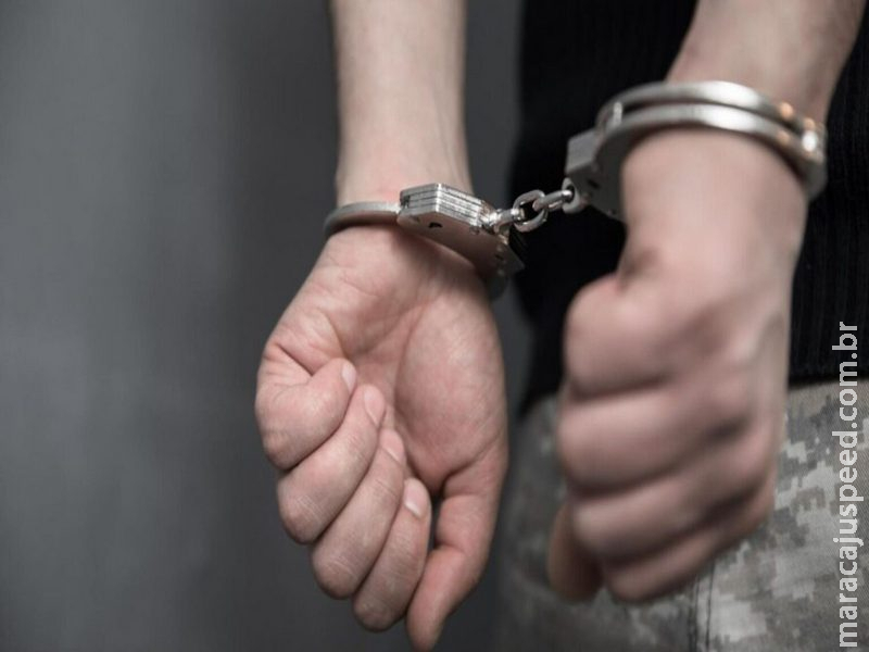 Preso, criminoso ‘dá balão’ na polícia e foge de delegacia após abrir algema em Dourados