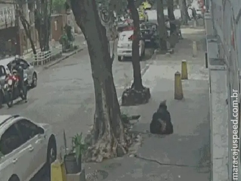 RJ: Mulher cai dentro de bueiro após tampa ceder