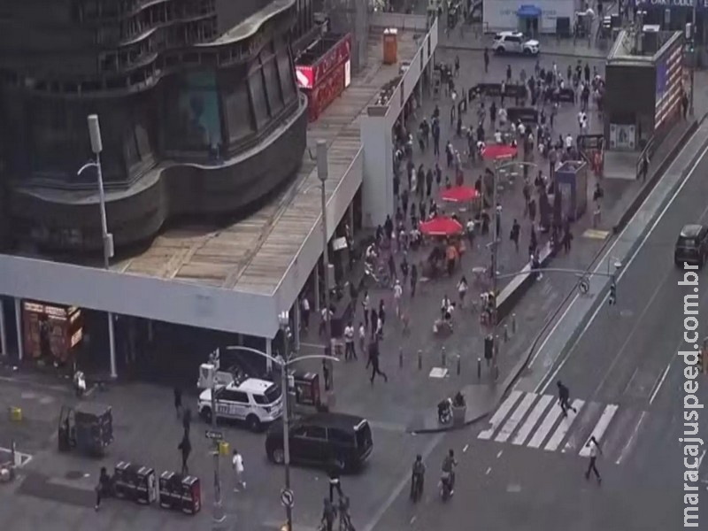 Tiros causam correria na Times Square e suspeito é detido em NY