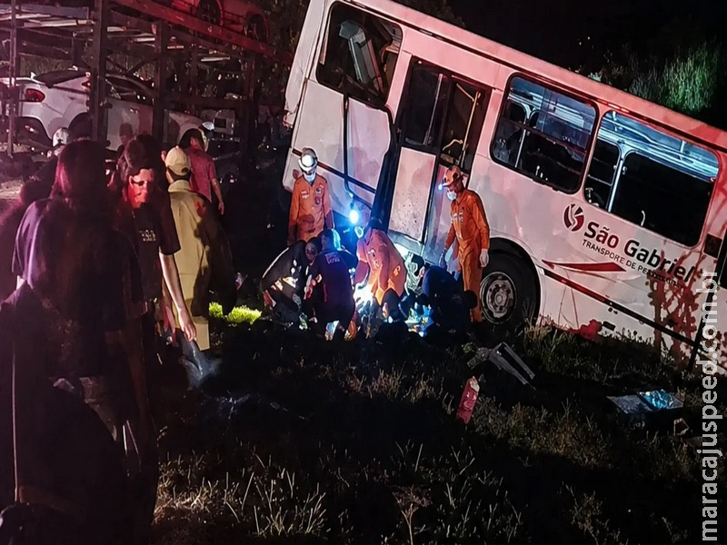 Acidente entre caminhão e ônibus na BR-163 deixou 25 pessoas feridas; entre elas, uma adolescente 