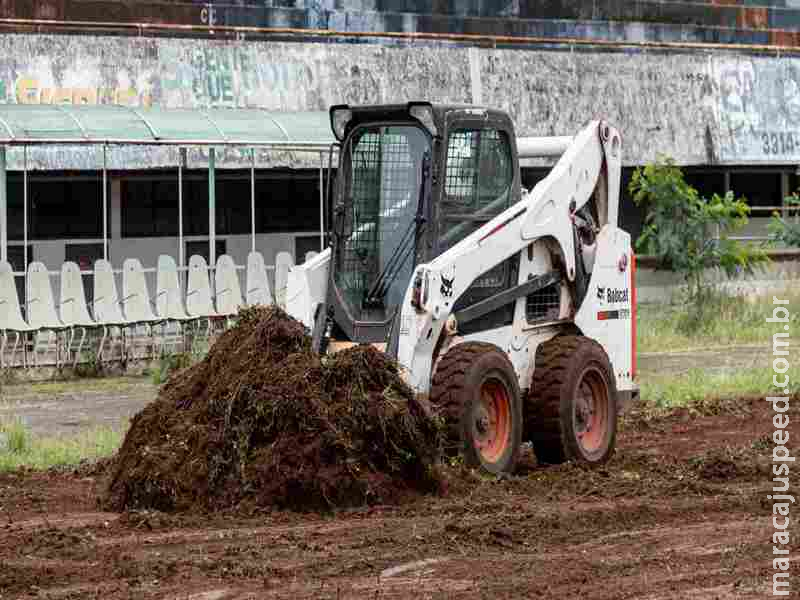 Após anos fechado, Estádio Morenão começa a receber novo gramado