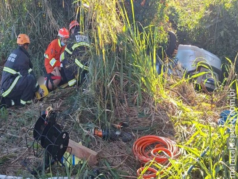 Carro com seis pessoas capota e duas ficam presas às ferragens na BR-163 entre Juti e Caarapó