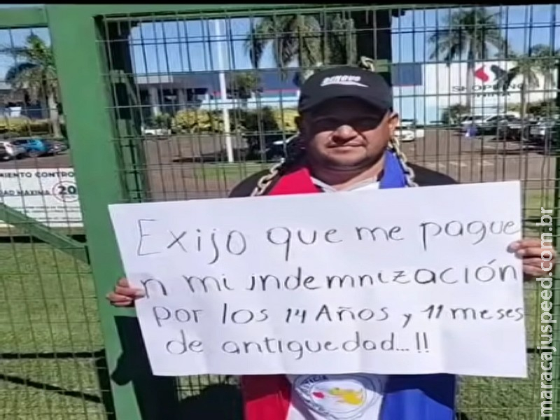 Ex-funcionário protesta em frente ao Shopping China e contesta valor de indenização
