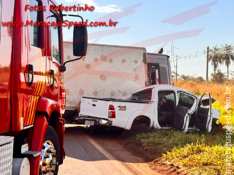 Grave acidente entre caminhão e Hilux deixa duas pessoas presas às ferragens na BR-267 em Maracaju