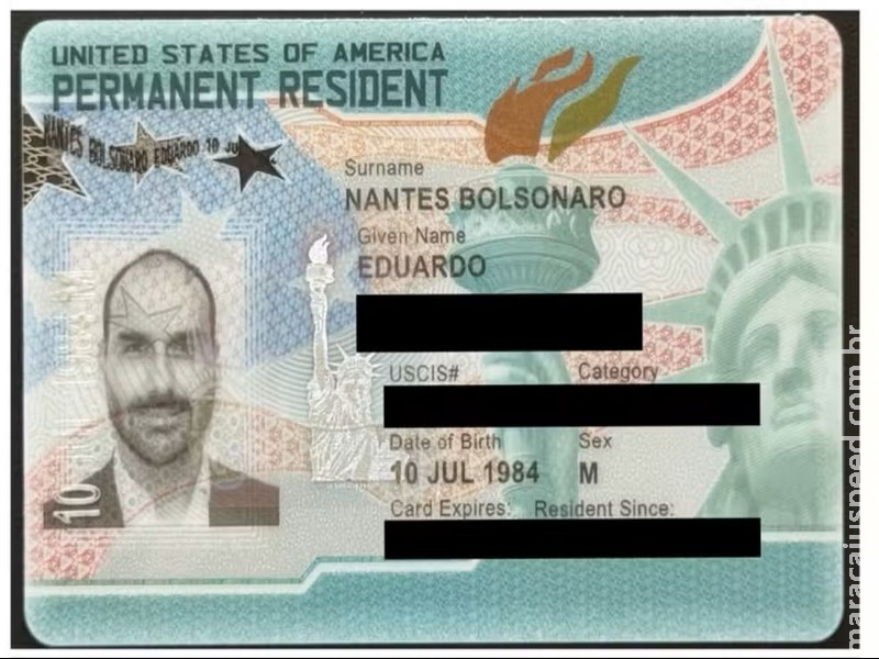 Green card de Eduardo Bolsonaro não encerra processos no Brasil; entenda o que muda