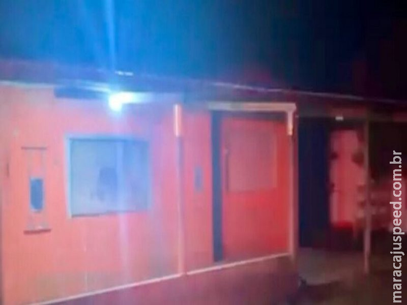 Homem mata esposa e vizinho a tiros e facadas e foge em Nioaque 