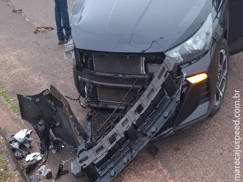 Motorista fica ferido ao perder direção e bater carro contra poste em Campo Grande
