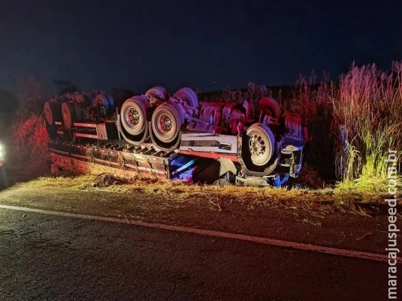 Motorista morre ao tombar caminhão com batatas na BR-267 em Bataguassu