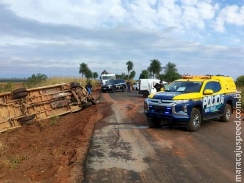 Mulher morre e marido fica gravemente ferido em acidente entre carro e caminhão na MS-295