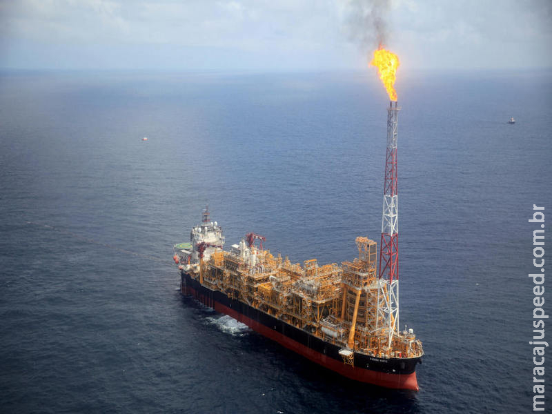 Tensão em Ormuz impulsiona petróleo; JPMorgan projeta Brent a US$ 86