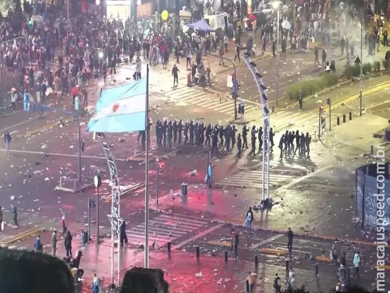 Torcedores atiram pedras contra a polícia na Argentina após derrota na Copa