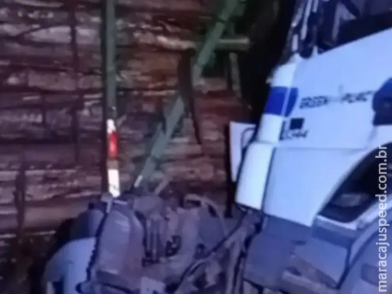 Acidente com três caminhões interdita Ponte do Rio Brioso na MS-377 entre Água Clara e Inocência