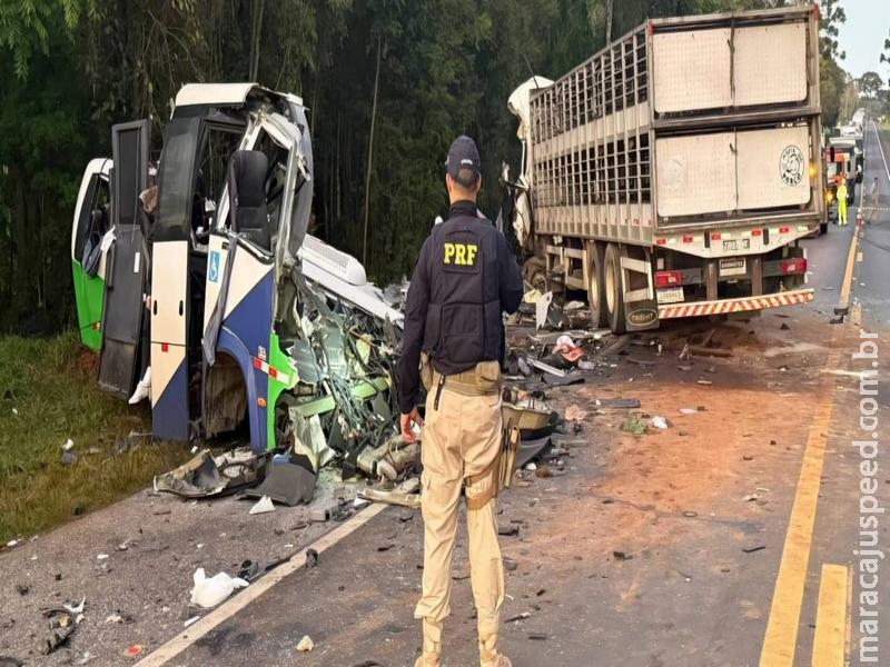 Acidente entre micro-ônibus e carreta deixa 23 mortos e cinco feridos no Paraná