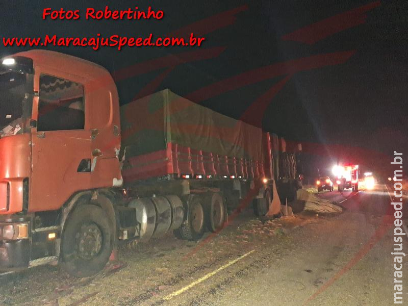 Colisão entre dois caminhões com carga de milho mobiliza Bombeiros e PRF na BR-267 em Maracaju