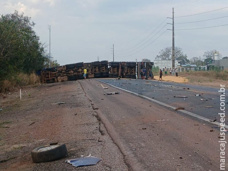 Colisão frontal entre carreta e picape deixa motorista ferido na BR-163, em Coxim