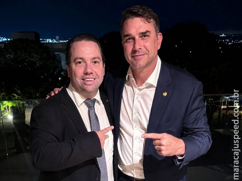 Flávio Bolsonaro declara apoio a Rodolfo Nogueira: “Tem a confiança da minha família”