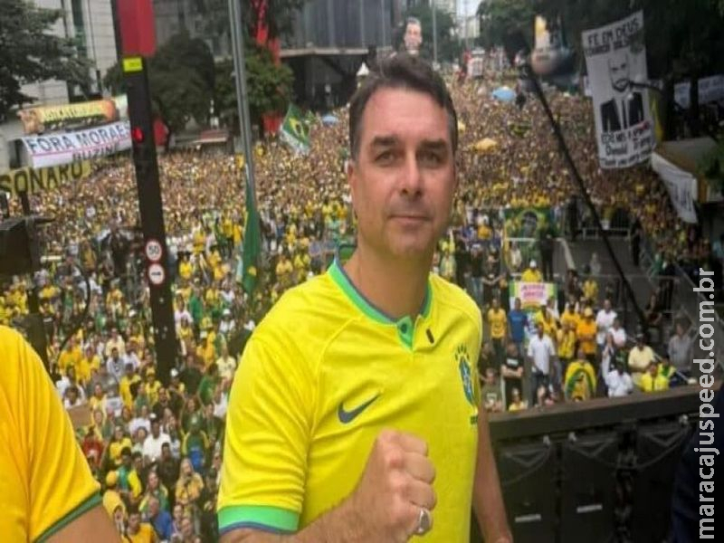 Flávio Bolsonaro tem 45% e Lula 43% em cenário de 2º turno