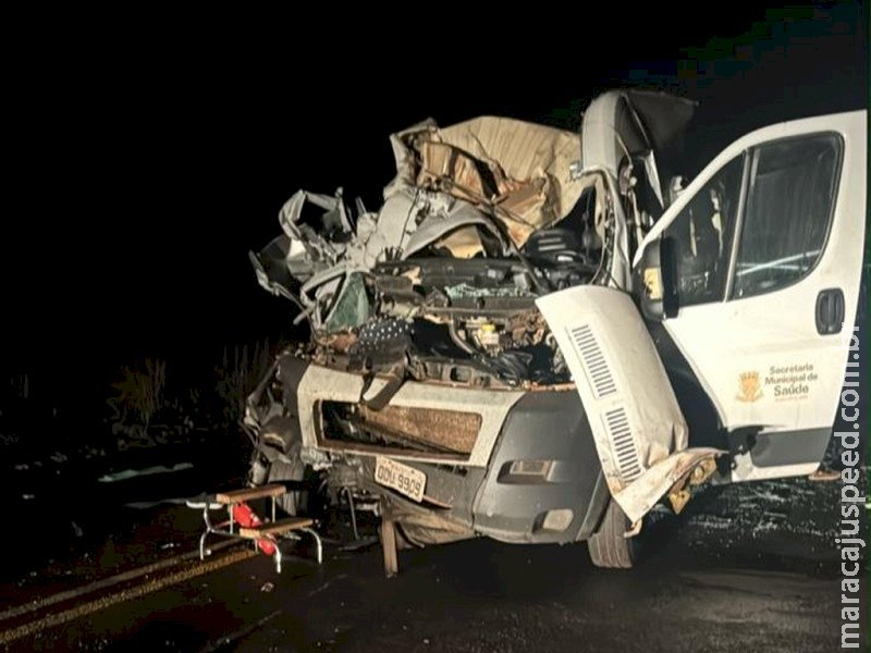 Grave acidente entre ambulância, carreta e caminhonete mata dois