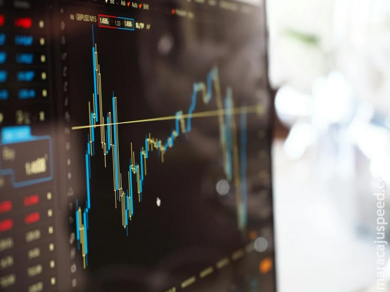 Ibovespa cai pelo 9º pregão seguido e fecha aos 166,9 mil pontos