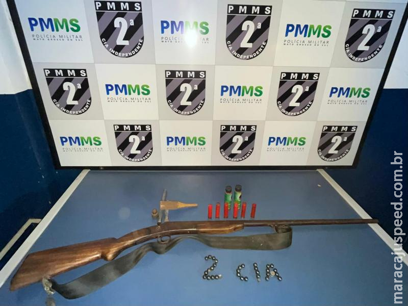 PM de Caarapó apreende espingarda escondida no telhado após homem agredir e ameaçar esposa de morte