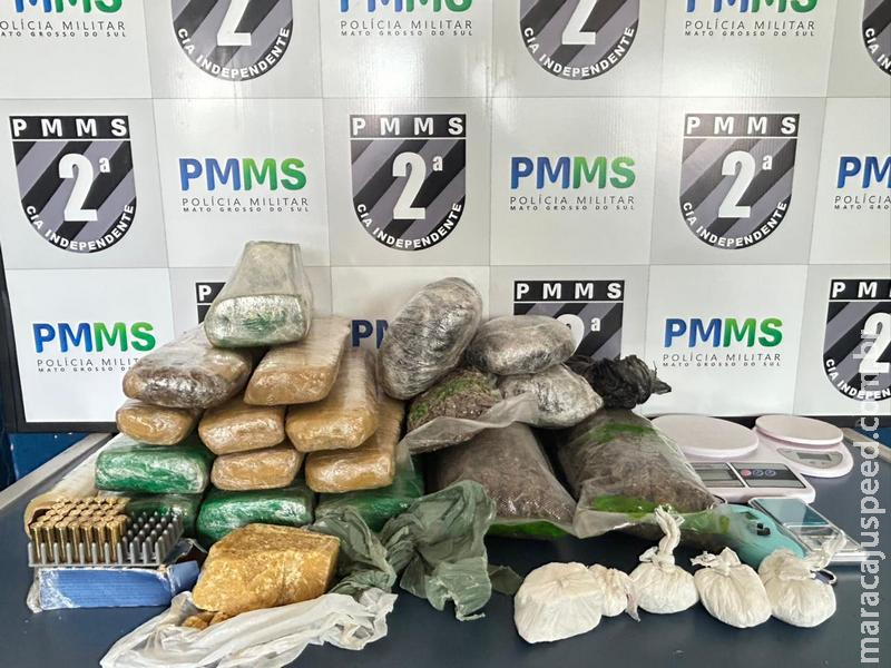 Polícia Militar fecha ponto de tráfico, apreende duas malas de drogas e munições e prende quatro suspeitos em Caarapó
