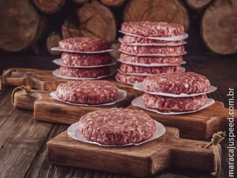 Trump libera carne sem tarifa por 90 dias para baratear hambúrguer nos EUA