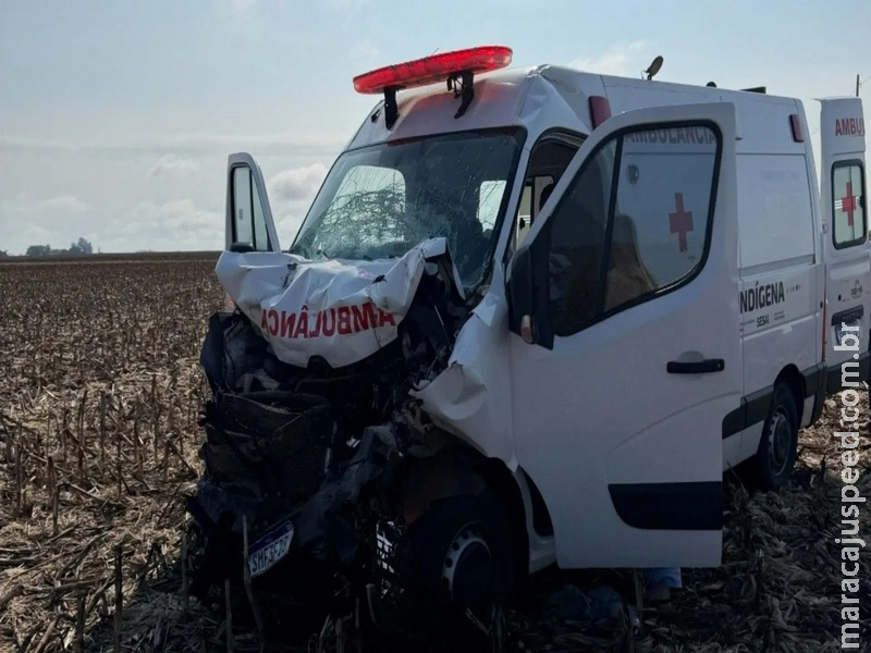 Ambulância que transportava paciente de Bela Vista bate na traseira de carreta na BR-060