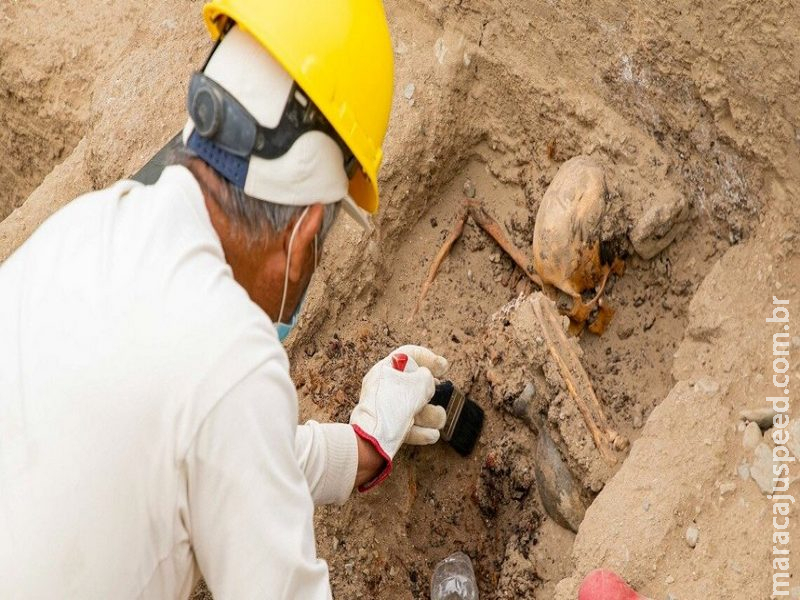 Arqueólogos encontram túmulo pré-inca praticamente intocado após 600 anos, com restos de 38 pessoas e armas de metal