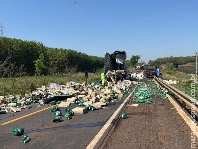 Batida entre carretas mata dois motoristas e espalha cargas pela BR-15