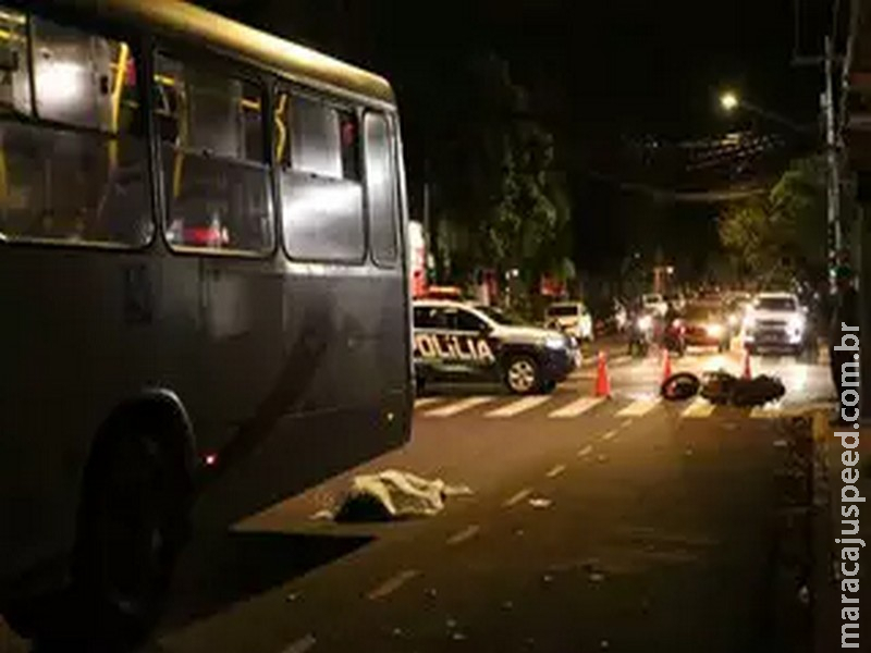 Câmera flagra momento em que ônibus atinge moto e mata adolescente no Centro