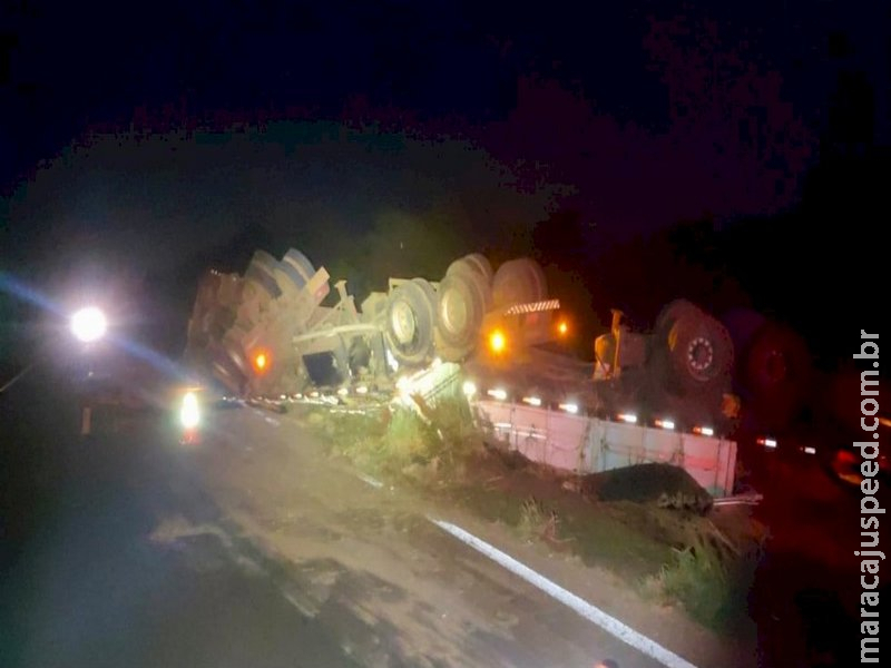 Carreta carregada com soja tomba perto do trevo da MS-480, em Batayporã