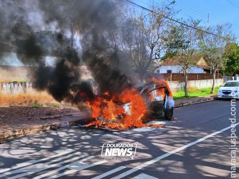 Carro pega fogo no meio da rua em Dourados e fica completamente destruído