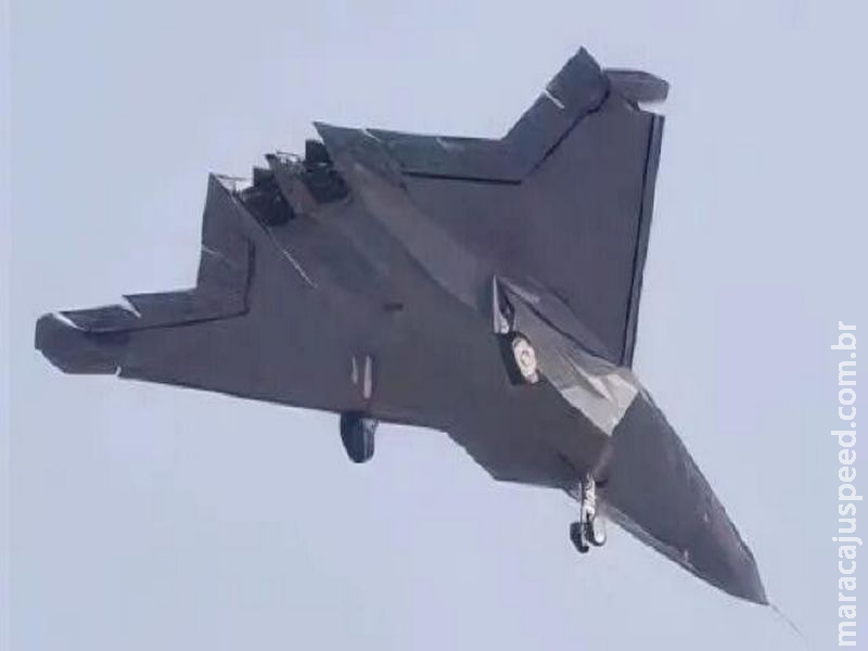 China integrará IA ao caça J-50 para melhorar sua pilotagem e comandar enxames de drones, diz mídia