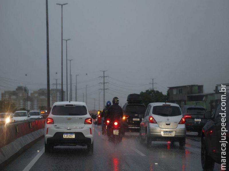 Ciclone e frente fria deixam Centro-Sul em alerta para tempestade