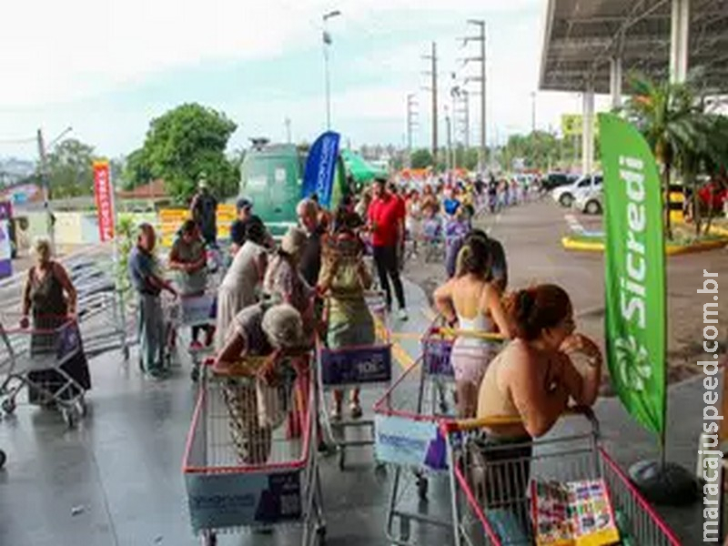 Clientes enfrentam fila por 2h para "caçar" ofertas em novo atacadista