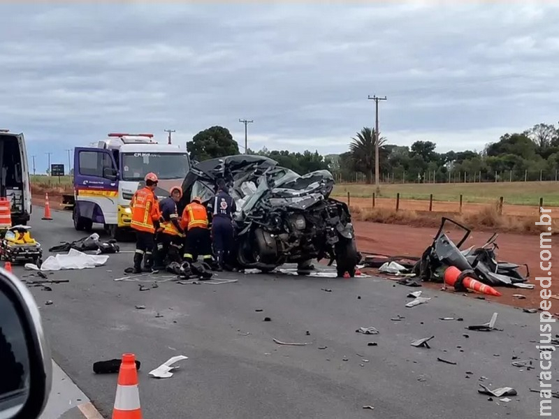 Colisão frontal entre carreta e caminhonete mata homem e duas adolescentes