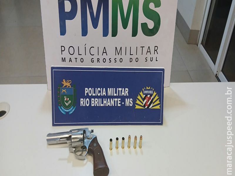 Homem de 55 anos é preso após disparos de arma de fogo e abordagem no Centro de Rio Brilhante