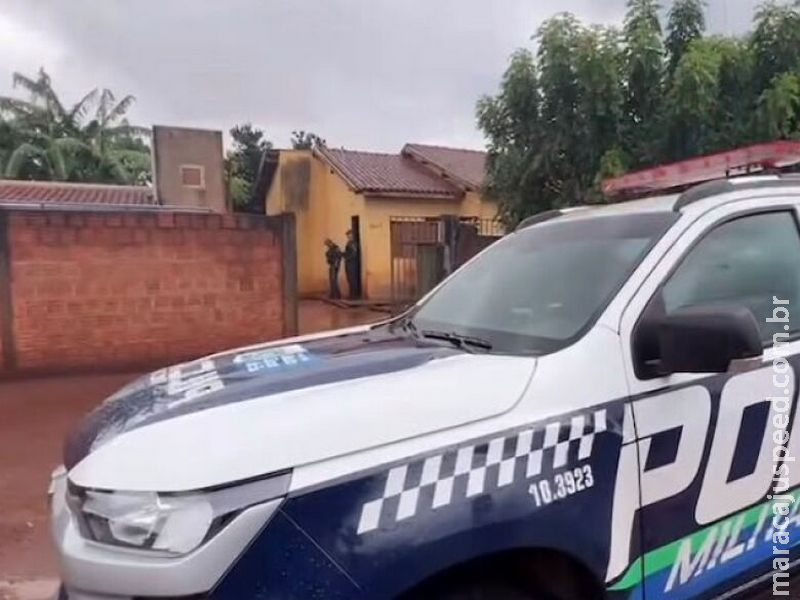 Homem é executado a tiros dentro de residência