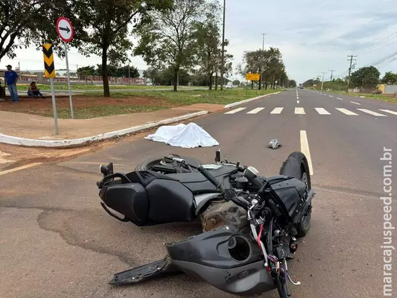 Idoso de 67 anos morre após ter moto atingida por picape em avenida