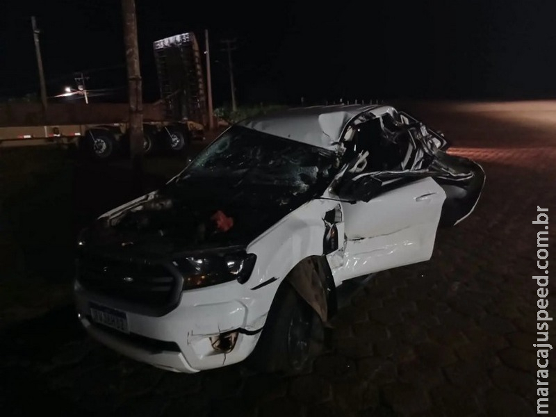 Motorista é retirado de caminhonete após colisão com carreta na BR-163