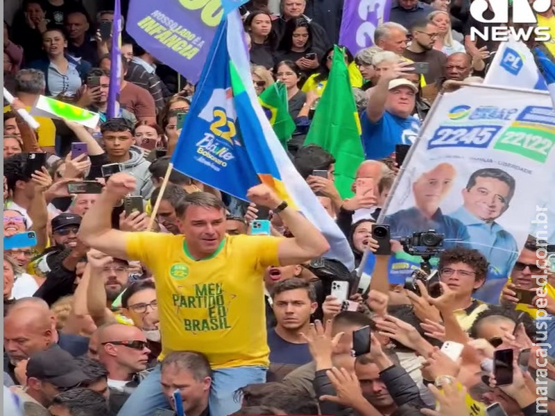 No mesmo lugar onde Bolsonaro foi atacado, Flávio repete cena e é carregado por apoiadores; VEJA MOMENTO
