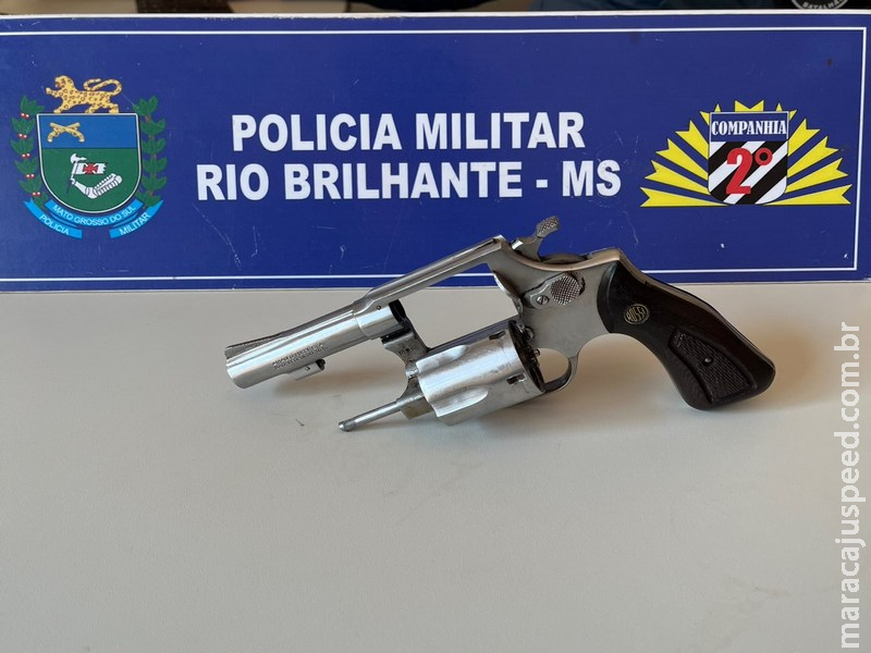 PM apreende revólver e prende dois homens por posse irregular de arma em hotel de Rio Brilhante