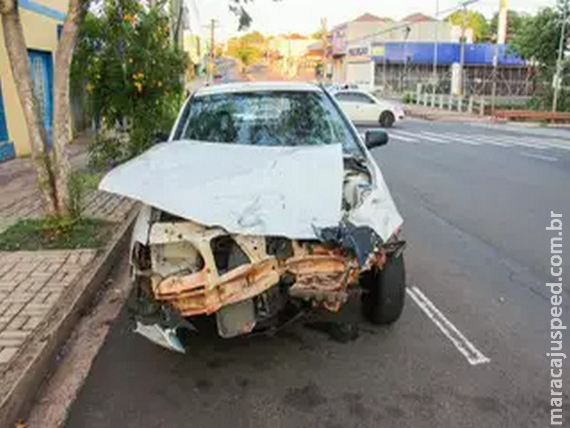 Sob efeito de álcool, motorista atinge moto e deixa condutor gravemente ferido