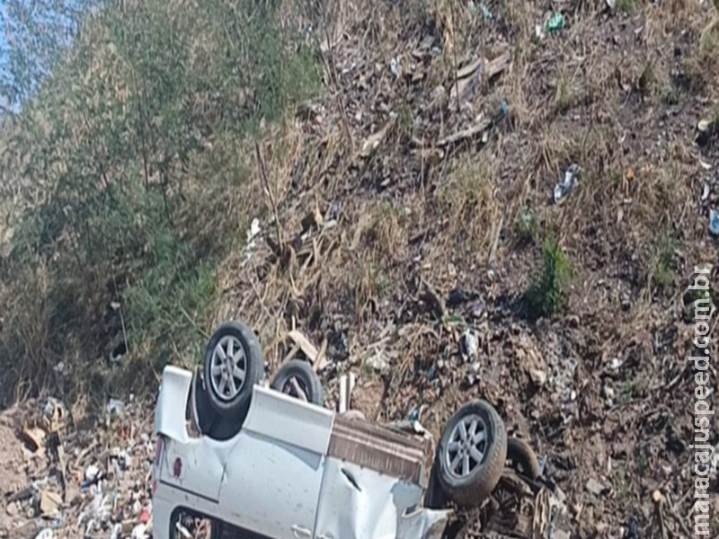 Veículo boliviano capota em estrada de assentamento e deixa três feridas em Corumbá
