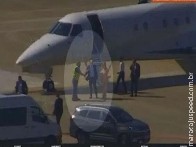 Vídeo mostra Moraes e sua esposa desembarcando de jatinho de Vorcaro