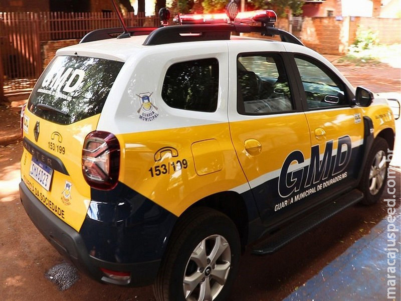 Alarme dispara e homem é encontrado escondido em barracão após tentativa de furto