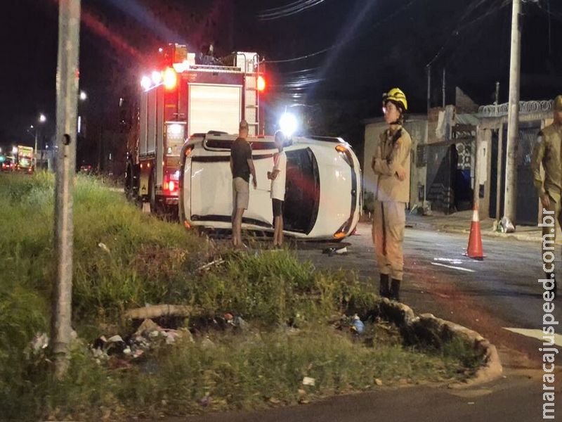 Carro capota na Avenida Ernesto Geisel e mobiliza resgate em Campo Grande