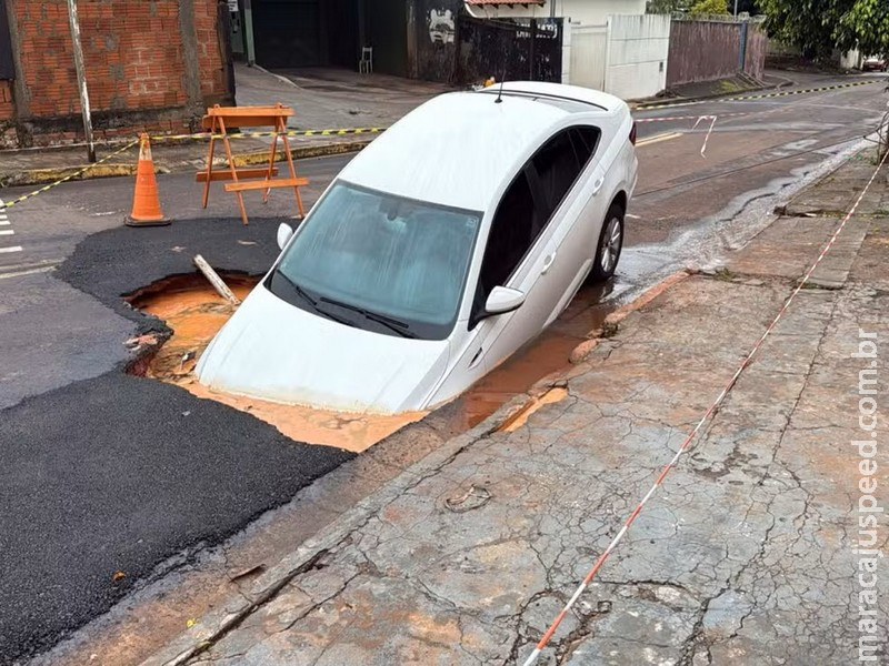 Carro é engolido por buraco após forte chuva em Campo Grande